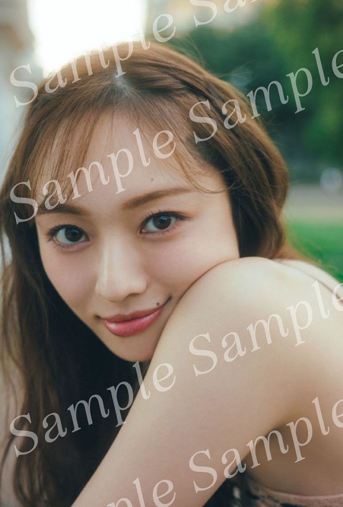 乃木坂46・梅澤美波2nd写真集『透明な覚悟』より有隣堂限定特典ポストカード/日が沈む直前、ミラノの凱旋門「平和の門」にてチルアウト