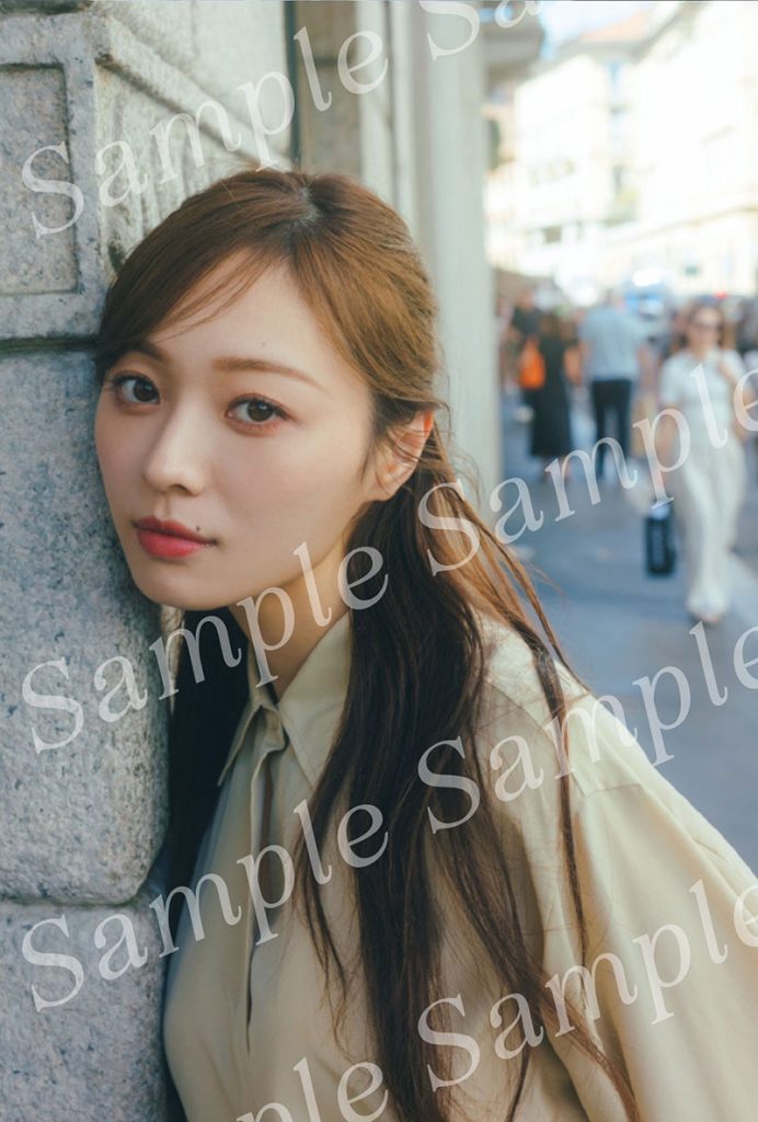乃木坂46・梅澤美波2nd写真集『透明な覚悟』よりブックファースト限定特典ポストカード/ショッピングをしにミラノのブティック街へ。ガーリースタイルがお似合い