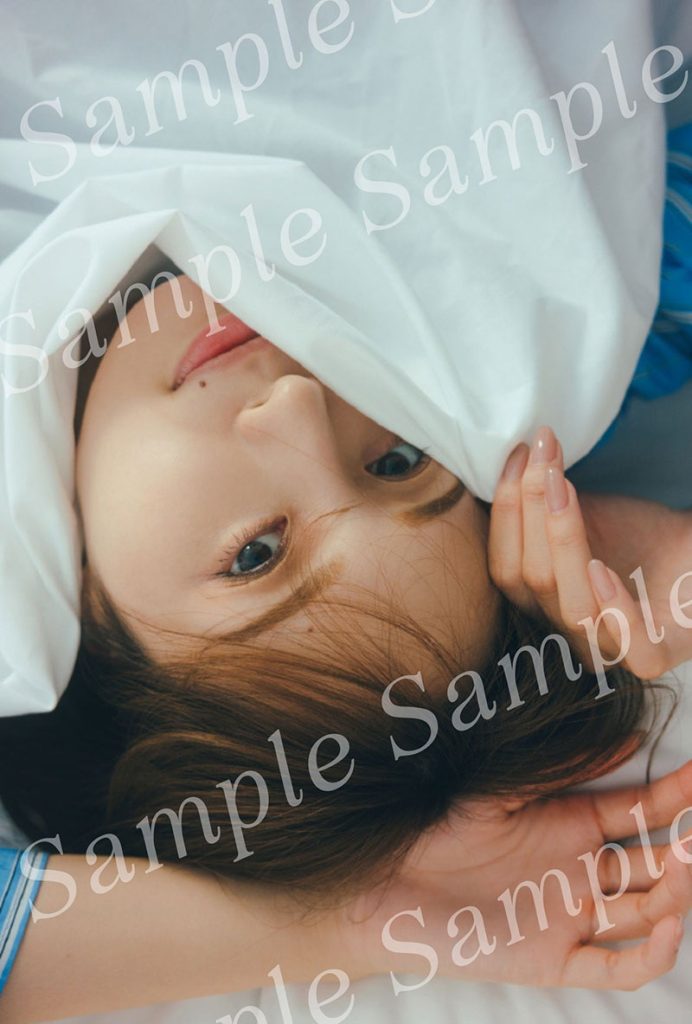 乃木坂46・梅澤美波2nd写真集『透明な覚悟』よりヨドバシカメラ マルチメディア京都限定特典ポストカード/チンクエテッレのエアビーにて、まだ眠そうな寝起きショット