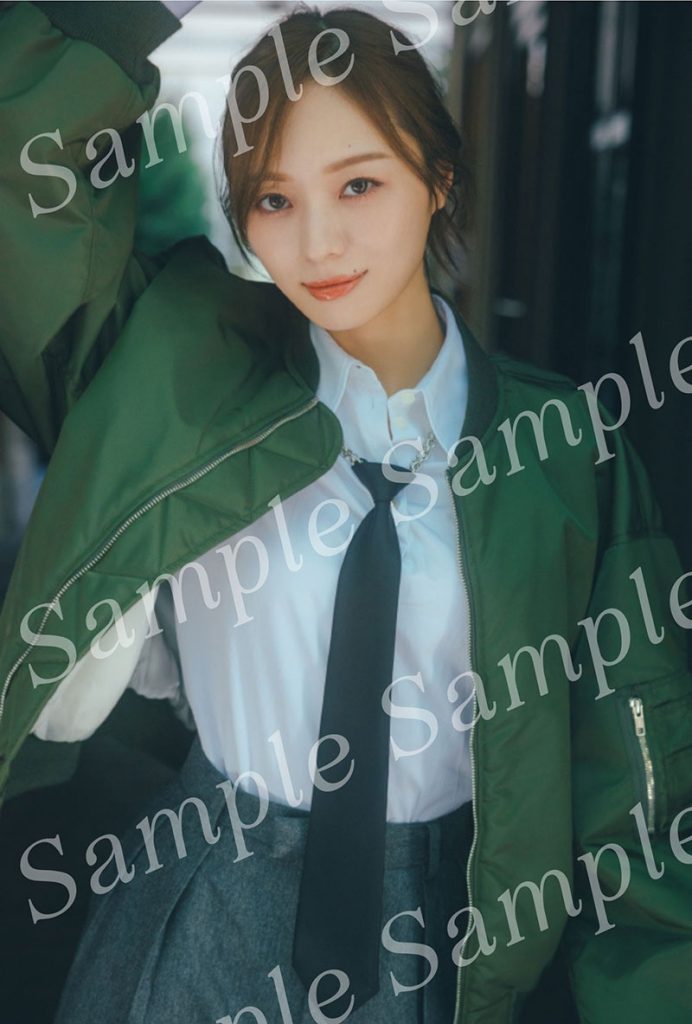乃木坂46・梅澤美波2nd写真集『透明な覚悟』より乃木坂46Mobile限定特典ポストカード/メンズライクな服をカッコよく着こなす“モデル・梅澤美波”