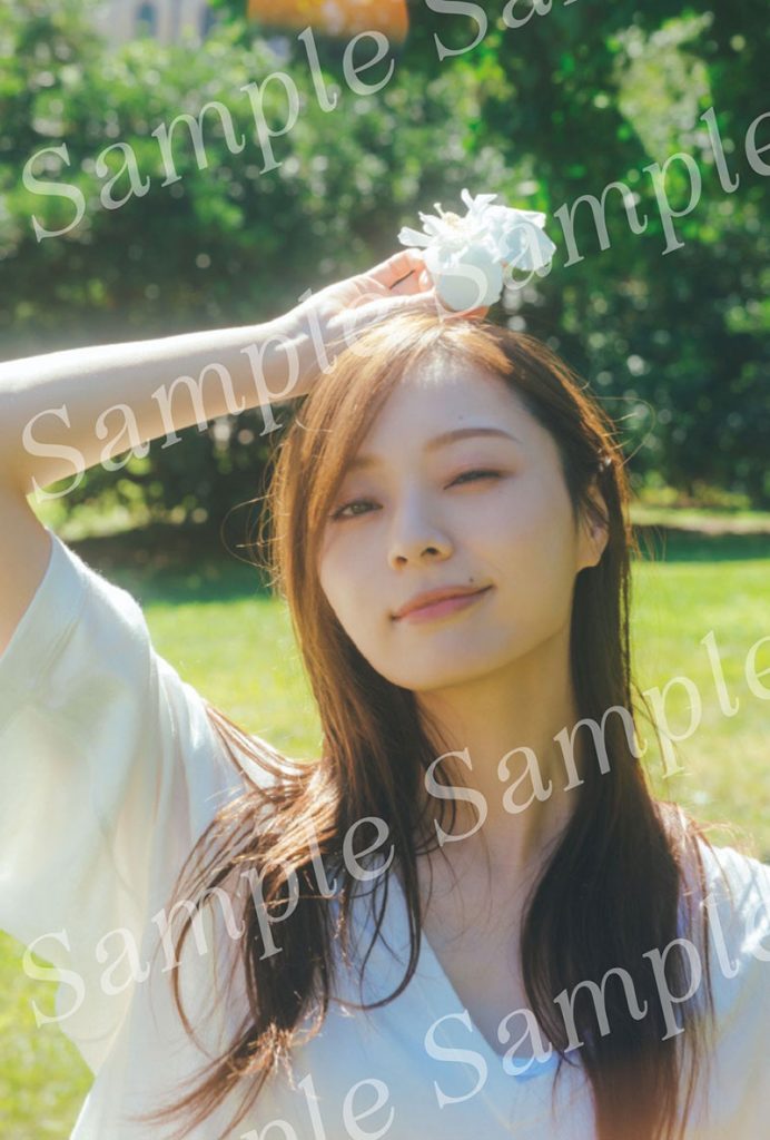 乃木坂46・梅澤美波2nd写真集『透明な覚悟』よりセブンネットショッピング限定特典ポストカード/1st写真集のオマージュでお花を持って、リラックスな表情