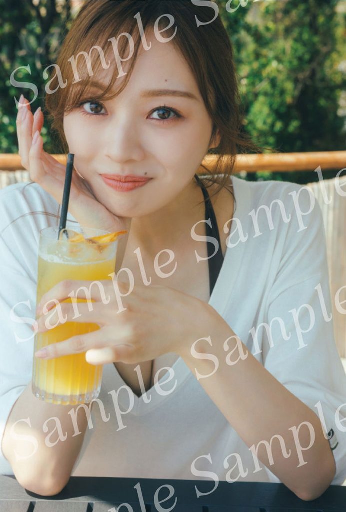 乃木坂46・梅澤美波2nd写真集『透明な覚悟』より楽天ブックス限定特典ポストカード/チンクエテッレのホテルのプールで、トロピカルドリンクを飲んで小休憩♪