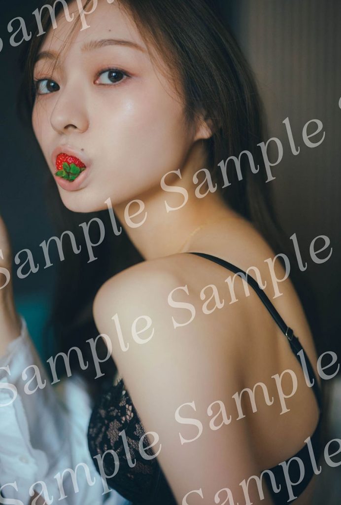 乃木坂46・梅澤美波2nd写真集『透明な覚悟』よりHMV&BOOKS SHIBUYA限定折り目なしB3ポスター/ホテルのベッドにて苺をパクリ。黒ランジェリーで大人な1枚