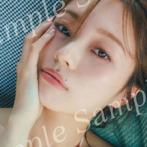 乃木坂46梅澤美波、ちょっぴり眠そう?ホテルにある屋上プールサイドでごろん…封入特典ポストカード第3弾解禁