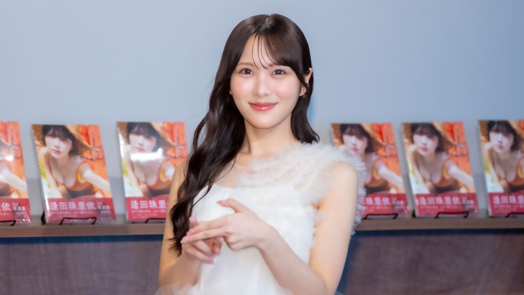 1st写真集『夏はジュリイ』発売記念取材会に出席した逢田珠里依