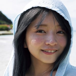 ちょっぴり大人っぽく…佐々木ほのか『週刊少年マガジン』表紙&巻頭グラビアを飾る